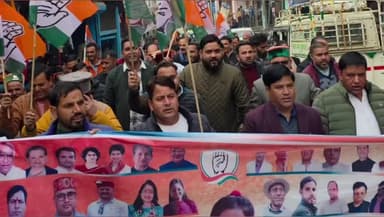 मोरी: अंकिता भंडारी हत्याकांड को लेकर कांग्रेसियों ने मोरी बाजार में सरकार के खिलाफ जमकर नारेबाजी करते हुए पुतला दहन किया