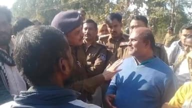 आक्रोशित लोगों ने सड़क पर शव रख लगाया जाम, मौके पर कोटर पुलिस द्वारा परिजनों को दे रहे समझाइश...!
#satnacongress #chitrak...