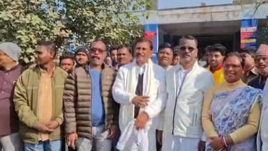 धनबाद/केंदुआडीह: SNMMCH में बच्चा बरामद होने के बाद झारखंड मुक्ति मोर्चा के नेताओं ने मीडिया और पुलिस को दी बधाई