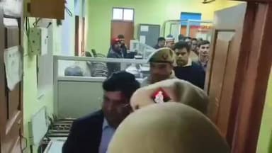 सिधौली: जिलाधिकारी ने सिधौली ब्लाक का औचक निरीक्षण किया, लापरवाहियों पर डीएम ने लगाई फटकार