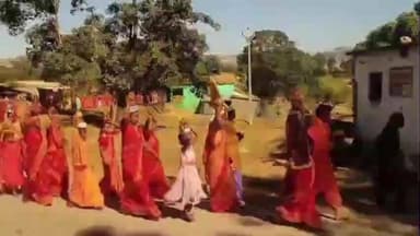 पाकरटांड: कैरबेड़ा के डुमरडीह गांव में शिव मंदिर मूर्ति प्राण प्रतिष्ठा से पहले भव्य कलश यात्रा निकाली गई