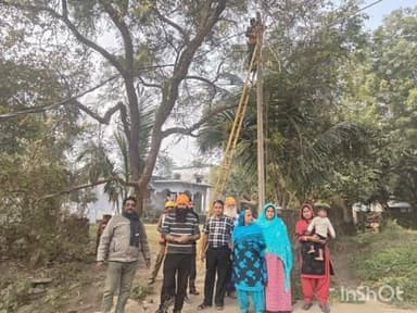 घाटशिला: झारखंड विद्युत वितरण निगम लिमिटेड द्वारा पांच पांडव में अतिरिक्त ट्रांसफॉर्मर के लिए लग रहे हैं नए पोल और तार