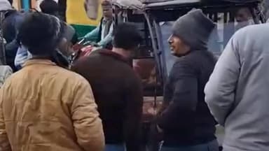 जालौन: कुठौंद गांव में दो रिक्शों के बीच टक्कर, दो लोग घायल होकर अस्पताल में भर्ती, वीडियो सोशल मीडिया पर वायरल