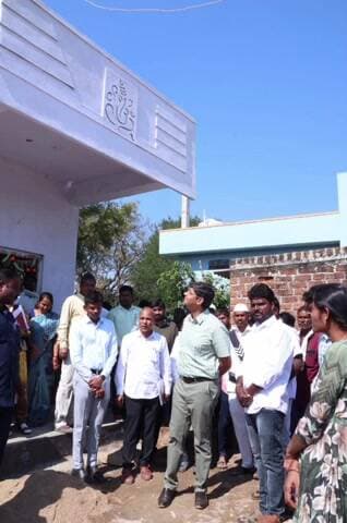 గాంధారి: ఇందిరమ్మ ఇండ్ల నిర్మాణాలు వేగవంతం కావాలి, లబ్ధిదారులకు ఇసుక, మొరం, ఇటుకలు వంటి సామాగ్రి అందుబాటులో ఉంచాలి : కలెక్టర్