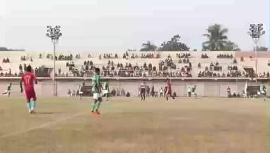 নবদ্বীপ: নবদ্বীপ বিবেকানন্দ স্টেডিয়ামে অনুষ্ঠিত সকার কাপে তরুণ সংঘকে ৩-০ গোলে পরাজিত করে সেমিফাইনালে আজাদ হিন্দ ক্লাব