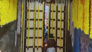 திருக்கோயிலூர்: திருக்கோவிலூர் உலகளந்த பெருமாள் திருக்கோயிலில் வைகுண்ட ஏகாதசியை முன்னிட்டு நடைபெற்ற சொர்க்கவாசல் திறப்பு