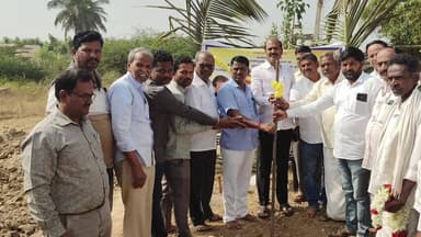 ಹಗರಿಬೊಮ್ಮನಹಳ್ಳಿ: ಪಟ್ಟಣದ 12 ನೇ ವಾರ್ಡಿನಲ್ಲಿ ಸಿಸಿ ರಸ್ತೆ ನಿರ್ಮಾಣ ಕಾಮಗಾರಿಗೆ ಚಾಲನೆ ನೀಡಿದ ಶಾಸಕ ಕೆ. ನೇಮಿರಾಜ್ ನಾಯ್ಕ್