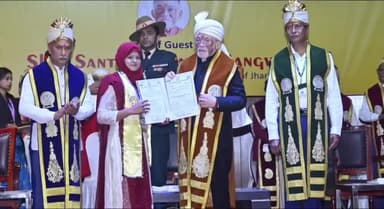 गोविंदपुर: राज्यपाल ने गोल्ड मेडल से पीजी टॉपर छात्रा नुसरत जहां को किया सम्मानित, बरियो गांव का नाम किया रौशन