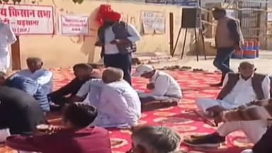 घड़साना: सिंचाई पानी की मांग को लेकर किसानों ने घडसाना उपखंड कार्यालय पर धरना लगाया