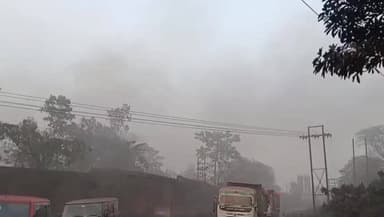 রানিগঞ্জ: রানীগঞ্জের মঙ্গলপুর শিল্প তালুকের একটি স্পঞ্জ কারখানার দূষণে চরম দুর্ভোগে বক্তারনগর গ্রাম সহ আশপাশের একাধিক গ্রাম