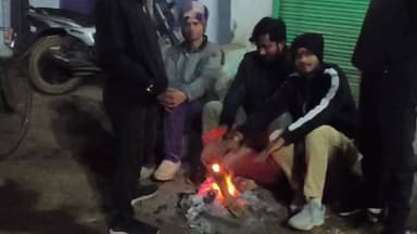 नौरोजाबाद: पब्लिक एप की खबर का हुआ असर नगर परिषद ने चौक-चौराहों पर अलाव की लकड़ी की कराई व्यवस्था #Jansamasya