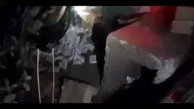 रामगढ़: रामगढ़ में फरचुन तेल से लदे ट्रक और कार की टक्कर, ट्रक पलटने पर तेल लूटने की होड़