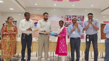 இராஜபாளையம்: டிபி மிஸ் சாலையில் அமைந்துள்ள தனியார் திருமண மண்டபத்தில் சங்கரா கண் மருத்துவமனையில் நமது கிராம கண் குறைபாடு இல்லாதகிராமம்தன்னார்வலர்களுக்கு சான்றிதழ்