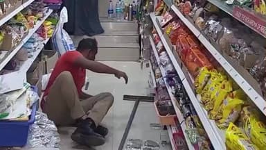 நத்தம்: டிபார்ட்மென்டல் ஸ்டோரில் புகுந்த பாம்பு நத்தம் பேருந்து நிலையம் எதிரே பரபரப்பு