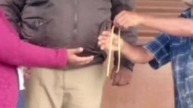 கொடைக்கானல்: கொடைக்கானலில் தங்க செயினை தவறவிட்ட பெண்ணிடம் பொதுமக்கள் உதவியுடன் மீட்டு ஒப்படைத்த போலீசார்