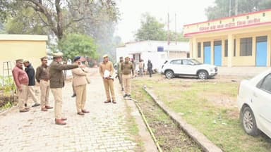 कालपी: कदौरा थाना के एसपी डॉ. दुर्गेश कुमार ने किया आकस्मिक निरीक्षण, लंबित विवेचनाओं को लेकर दिए निर्देश