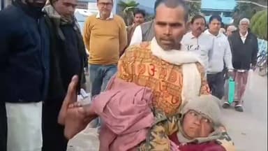 কেতুগ্রাম ২: কেতুগ্রামের চিতাহাটি গ্রামের পক্ষাঘাতগ্রস্ত বাসিন্দা সরস্বতী প্রধানকে চ্যাংদোলা করে শুনানিতে নিয়ে আসা হয়