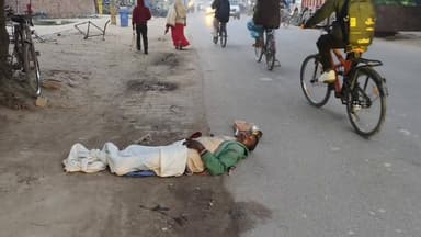 दया के नाम पर दारू का खेल भिक्षाटन की आड़ में नशा #जहानागंज की सड़क पर गिरा इंसान टूट गया समाज का भरोसा खड़े हो गए सैकड़...