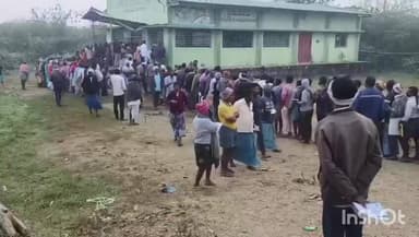 చెన్నారావుపేట: చెన్నారావుపేట రైతు వేదిక వద్ద యూరియా కోసం రైతన్న పడిగాపులు