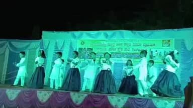 ಗುಳೇದಗುಡ್ಡ: ಪಟ್ಟಣದ ನೋಡುಗರ ಗಮನ ಸೆಳೆದ ಪುಟ್ಟ ಮಕ್ಕಳ ಜಾನಪದ ನೃತ್ಯಗಳು, ಪೌರಾಣಿಕ ರೂಪಕಗಳು