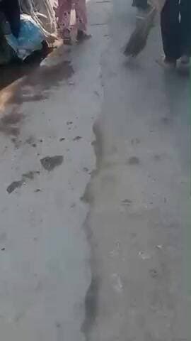 ward number 13 kushma safai karamchariyo ke na aane par bachcho ne kari safai