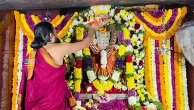 రేగోడు: ఏడుపాయల వనదుర్గ భవానికి ప్రత్యేక పూజలు నిర్వహించిన పూజార్లు