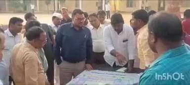 వంగూర్: వంగూరు మండల కేంద్రంలో నిర్మిస్తున్న పబ్లిక్ స్కూల్ నిర్మాణ పనుల ప్రగతిపై సమీక్ష నిర్వహించిన నాగర్ కర్నూల్ జిల్లా కలెక్టర