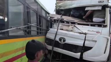 ಮುಧೋಳ: ಬಸ್ಸಿನಲ್ಲಿ ಸಿಲುಕಿದ ಗಾಯಾಳುಗಳನ್ನ ಹೊರ ತೆಗೆಯಲು ಹರಸಾಹಸ , ಲೋಕಾಪುರ ಸಮೀಪ ಮಲ್ಲಾಪುರ ಕ್ರಾಸ್ ಬಳಿ ಭೀಕರ ರಸ್ತೆ ಅಪಘಾತ