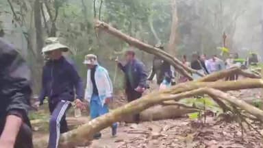 কদম: দুলুং বনাঞ্চল সংৰক্ষণৰ মানসেৰে দুলুং বনাঞ্চলত ৩২ গৰাকী নৱপ্ৰজন্মৰ অংশগ্ৰহণৰে নবীন কামানৰ পৰিচালনাত ট্ৰেকিং কাৰ্য্যসূচী