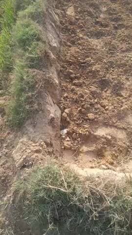 यह लोग हमारे खेत की मेड को बार-बार काटते हैं हम उसका विरोध करते हैं तो गाली गलौज मारपीट पर उतारू हो जाते हैं