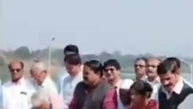 कराड: कराड येथे पानिपतकार विश्वास पाटील यांचे कराड येथे समाधीस्थळी अभिवादन; मराठी साहित्य-संस्कृतीच्या ऱ्हासाबाबत व्यक्त केली