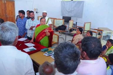 దుబ్బాక: మిరుదొడ్డి మండలం ఆల్వాల రైతు వేదికలో యూరియా కార్డుల పంపిణీ ప్రక్రియను పరిశీలించిన జిల్లా కలెక్టర్ హైమావతి