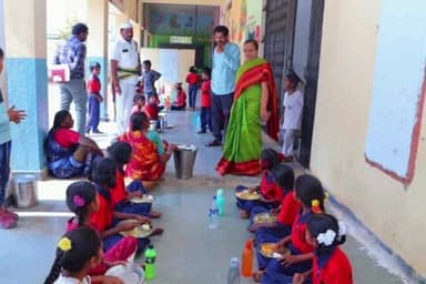 గజ్వేల్: పిడిచేడ్ జడ్పీహెచ్ఎస్, మండల పరిషత్ ప్రాథమిక పాఠశాలలో మధ్యాహ్న భోజన ప్రక్రియను పరిశీలించిన కలెక్టర్ హైమావతి