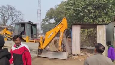 महमूदाबाद: महमूदाबाद में नए साल से एक दिन पहले बुलडोजर चला, बरदही बाजार में अतिक्रमण हटाया गया