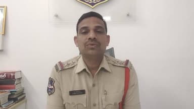 కుల్చారం: మైనర్ బాలురు వాహనాలు నడిపి పట్టుబడితే తల్లిదండ్రులపై కేసు నమోదు చేస్తాం ఎస్ఐ శివానందం