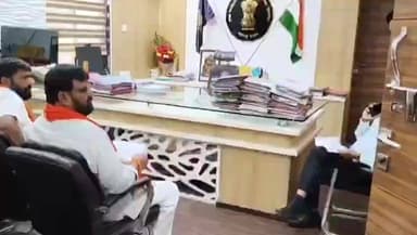 नांदुरा: शिक्षक मिळण्यासाठी शिवसेनेच्या पदाधिकाऱ्यांनी बुलढाणा मुख्याधिकाऱ्यांच्या कार्यालयात केल्या आंदोलन!