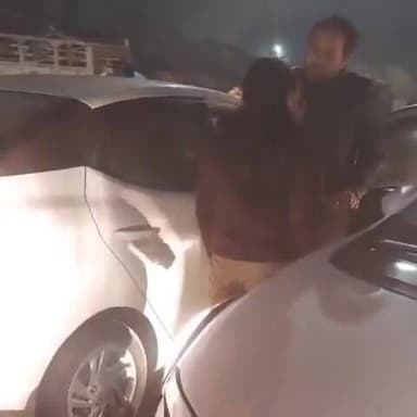 मुंह में मूत दूंगी" #यूपी #पुलिस की #महिला #दारोगा ने कहा.
#मेरठ में ट्रैफिक जाम में दारोगा जी की गाड़ी #फंस गई, जिसके ...