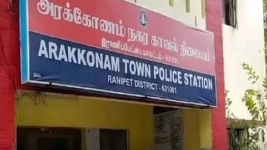 அரக்கோணம்: அரக்கோணம் அடுத்த வெங்கடேசபுரம் பகுதியை சேர்ந்த ஆசிரியை கழுத்தில் அணிந்திருந்த ஆறு சவரன் தங்க செயின் பறிப்பு