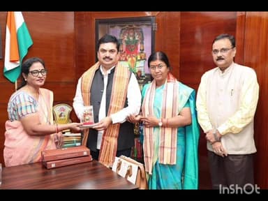 जामखेड: ओडिसा दौऱ्यावर असताना विधानसभा अध्यक्षा सुरमा पाधी यांची भुवनेश्वर येथे सपत्नीक सदिच्छा भेट राम शिंदे यांनी घेतली.