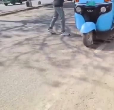 शो रूम के बाहर बैटरी प्रॉब्लम से नाराज ई रिक्शा मलिक ने लगाई पेट्रोल डालकर आग वायरल हुआ वीडियो
#ट्रेंडिंग