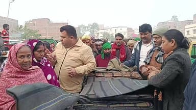 हाजीपुर : कराके के ठंड में विधायक अवधेश सिंह, नगर सभापति संगीता कुमारी सफाई कर्मचारी के बीच किया कंबल वितरण
#Hajipur
#...