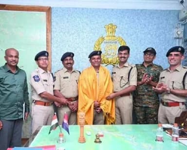 ఏటూరునాగారం: DSP రవీందర్ కు శౌర్య పతాకం,సన్మాన సత్కారాలు, అభినందనలు