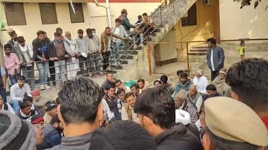 बोलेरो में जिंदा जला चालक परिजनों ने लगाया हत्या का आरोप अस्पताल में दिया धरना #live #aag #dharna