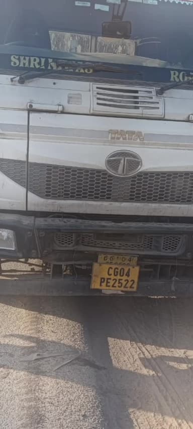 घरघोड़ा: घरघोड़ा बायपास पर फ्लाई ऐश ट्रक का कहर, बाइक सवार की जान बाल-बाल बची