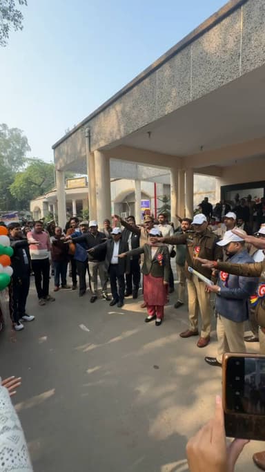 अधिकारीयों ने सड़क सुरक्षा के प्रति लोगों को जागरूक करने का संकल्प लिया।
#viralpost #bbk #updates #policebarabanki #police