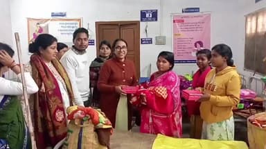 গড়বেতা ১: তৃণমূলের প্রতিষ্ঠা দিবস উপলক্ষে গড়বেতা হাসপাতালে শীতবস্ত্র ও ফল বিতরণ করলেন বিধায়ক