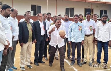 వర్ధన్నపేట: అన్నారంలో జరుగుతున్న 44వ సాఫ్ట్బాల్ పోటీలలో పాల్గొన్న మాజీ ఎమ్మెల్యే