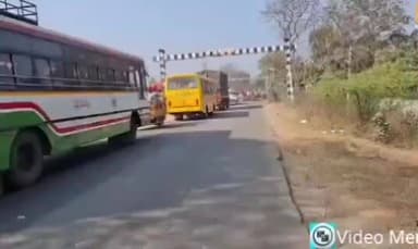 నార్సింగి: బ్రాహ్మణపల్లి రైల్వే గేట్ వద్ద తీవ్ర ఇబ్బందులు ఎదుర్కొంటున్న వాహనదారులు