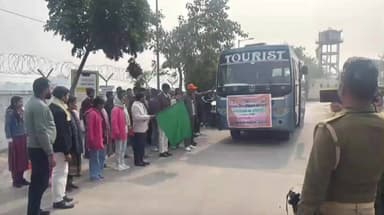 चंदौली: जनपद से 31 आपदा मित्र स्वयंसेवक प्रशिक्षण हेतु लखनऊ रवाना, डीएम ने कलेक्ट्रेट पर बस को हरी झंडी दिखाकर किया रवाना