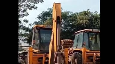 ધરમપુર: ધામણી ગામે મામલતદાર કચેરી દ્વારા નદીના પટમાં રેતી ઉલેચતા 5 જેસીબી 4 ટ્રક સીઝ કરાયેલા વાહનો પોલીસને સોપાયા